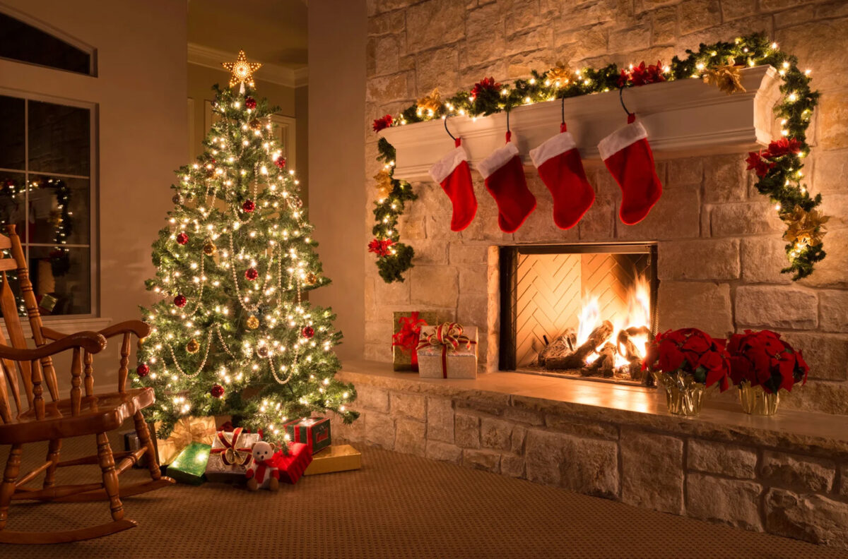 Bas de Noël, cheminée, sapin et décorations