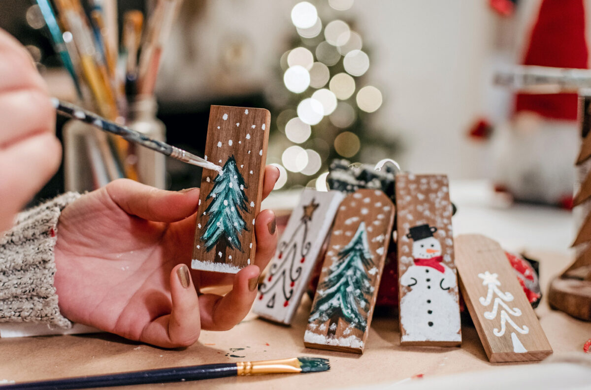 Une personne qui fait des décorations de Noël